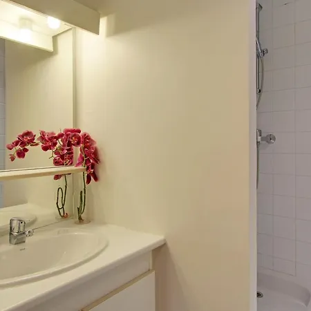 S09278 - With Patio For 3 People, Grand Boulevards Daire Paris